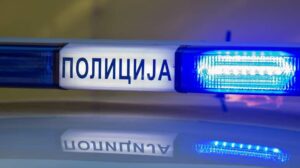 Večeras oko 20,15 časova, u Ulici Gavrila Principa na Savskom vencu, dva nepoznata  lica su iz vatrenog oružja ispalila više hitaca i pogodila muškarca koje je sedelo na mestu vozača automobila marke „Land Rover“. Muškarac je preminuo na licu mesta.