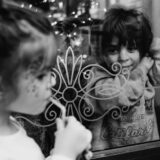 Mala Romkinja gleda kroz staklo restorana kako njena vršnjakinja slavi rođendan: Fotografija valjevskog fotografa osvojila prvu nagradu Nacionalne geografije 1