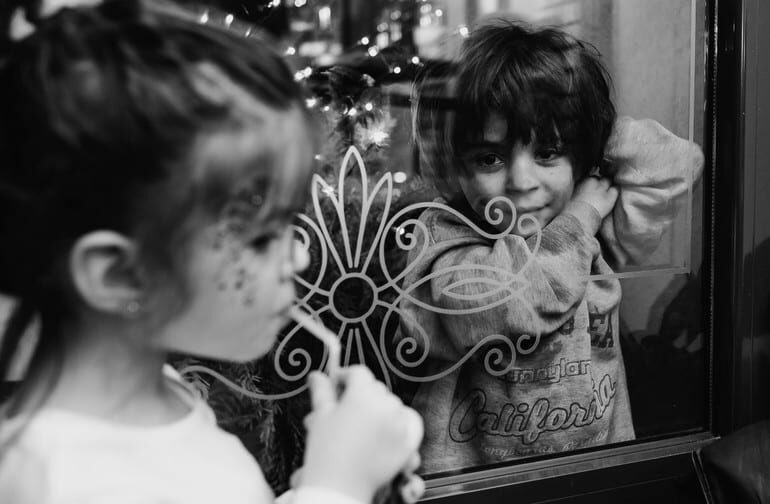 Mala Romkinja gleda kroz staklo restorana kako njena vršnjakinja slavi rođendan: Fotografija valjevskog fotografa osvojila prvu nagradu Nacionalne geografije 1