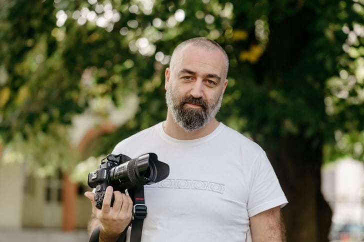 Mala Romkinja gleda kroz staklo restorana kako njena vršnjakinja slavi rođendan: Fotografija valjevskog fotografa osvojila prvu nagradu Nacionalne geografije 2