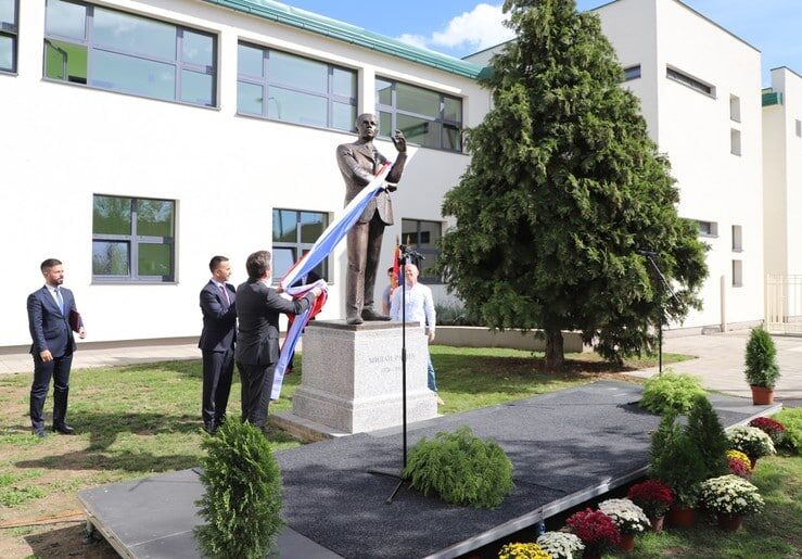 U Mionici otkriven spomenik pesniku i diplomati Milanu Rakiću 1