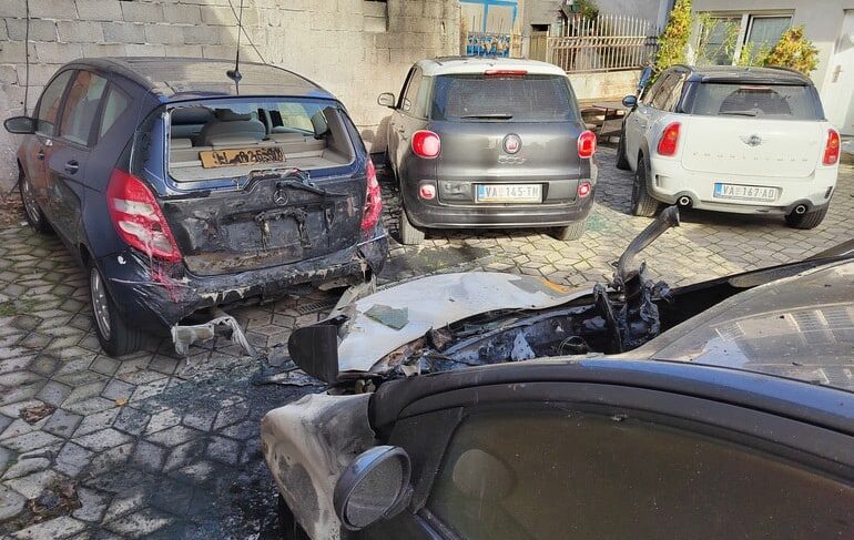 Zapaljena četiri automobila u dvorištu porodice Panić u Valjevu 1