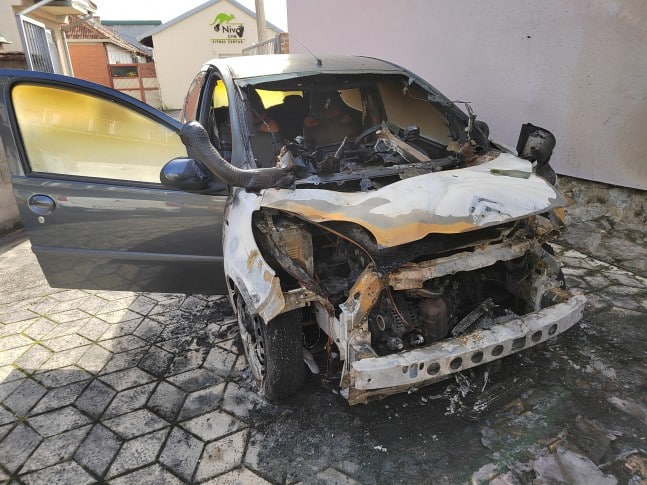 Zapaljena četiri automobila u dvorištu porodice Panić u Valjevu 2