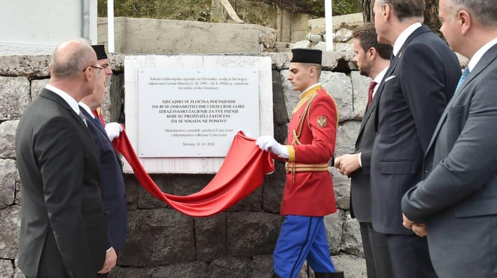 Naloženo uklanjanje crnogorske spomen-ploče hrvatskim žrtvama u logoru Morinj 1