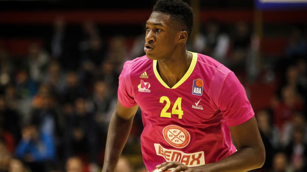 Alfa Kaba, košarkaš Budućnosti, srušio se dok je čekao red u banci 1