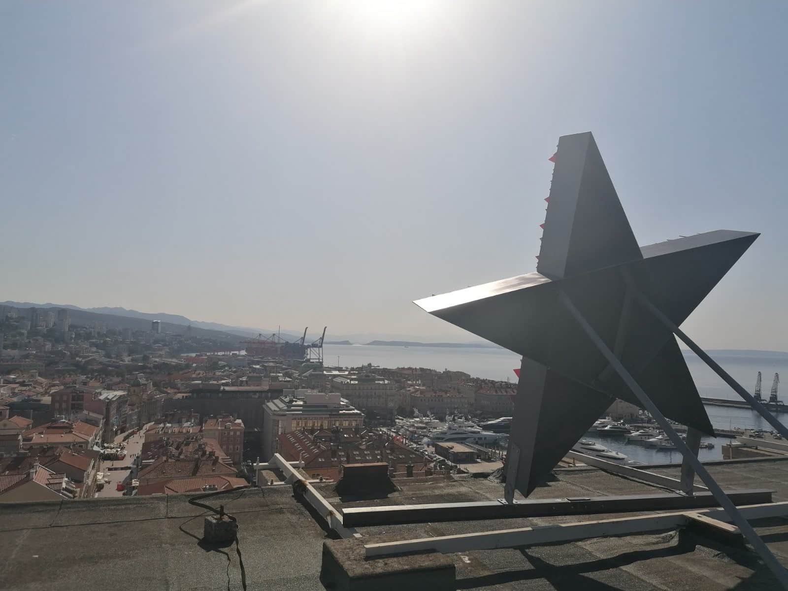 Zašto je umetnik ostavio poruku na vrhu zgrade “Borbe”? 3