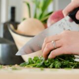 Nož vam je tup, a nemate oštrač? Ovo je kuhinjski trik za vas, koji provereno radi 3