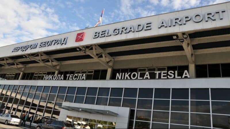 Mediji: Avion sleteo na beogradski aerodrom s rupom na trupu i oštećenjima krila (VIDEO) 1