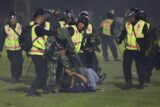 Neredi na utakmici u Indoneziji: Navijači upali na teren, poginule 174 osobe (FOTO) 6