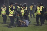Indonesia Soccer Deaths Neredi na utakmici u Indoneziji: Navijači upali na teren, poginule 174 osobe (FOTO) 6