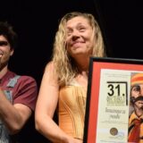 "Eh! Ma nek mi izraste i pravi ako treba! Znači mi mnogo": Branka Katić dobila "Zoranov brk" na Festivalu "Dani Zorana Radmilovića" 3