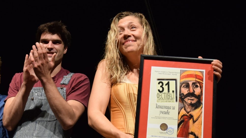 "Eh! Ma nek mi izraste i pravi ako treba! Znači mi mnogo": Branka Katić dobila "Zoranov brk" na Festivalu "Dani Zorana Radmilovića" 1