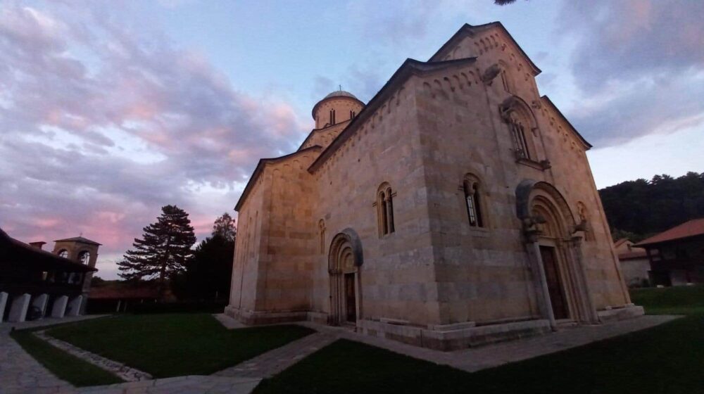 Visoki Dečani: Nadamo se da će Kurti doneti katastarski papir o vraćanju zemljišta 1