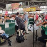 Klasika u Novom Sadu: Između tezgi na Limanskoj pijaci na repertoaru bili Brams i Pjacola 8