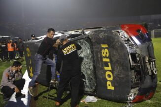 Neredi na utakmici u Indoneziji: Navijači upali na teren, poginule 174 osobe (FOTO) 7