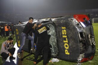 Indonesia Soccer Deaths Neredi na utakmici u Indoneziji: Navijači upali na teren, poginule 174 osobe (FOTO) 7