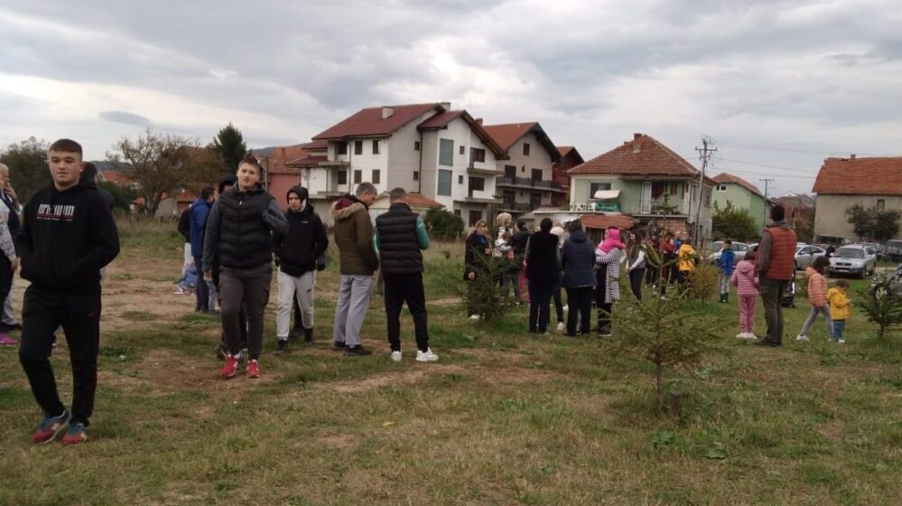 Građani niškog naselja Brzi Brod sprečili radnike EMS da kopaju rupe za dalekovod, policija izašla na mesto protesta 1