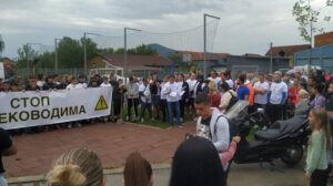 Građani niškog naselja Brzi Brod sprečili radnike EMS da kopaju rupe za dalekovod, policija izašla na mesto protesta 2