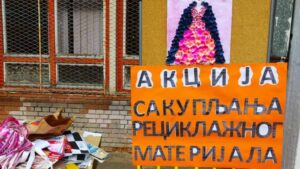 U OŠ "Bubanjski heroji" u Nišu eko modna revija: Đaci nosili modele od recikliranih kesa 3