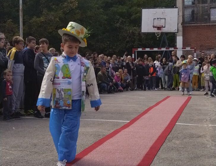 U OŠ "Bubanjski heroji" u Nišu eko modna revija: Đaci nosili modele od recikliranih kesa 1
