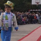 U OŠ "Bubanjski heroji" u Nišu eko modna revija: Đaci nosili modele od recikliranih kesa 7