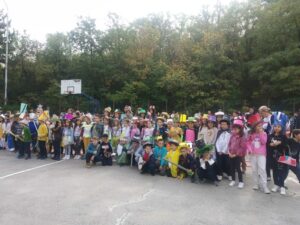 U OŠ "Bubanjski heroji" u Nišu eko modna revija: Đaci nosili modele od recikliranih kesa 2