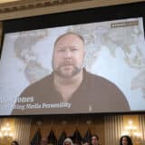 Teoretičar zavere mora da plati milijardu dolara zbog tvrdnji da je masakr u školi Sendi Huk bio prevara 6