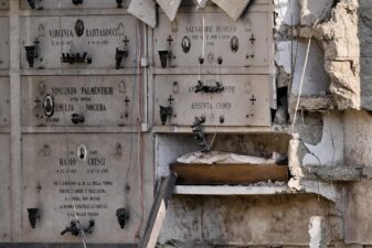 Urušilo se groblje u Napulju, sanduci vise sa litice (FOTO) 2