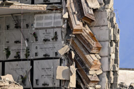 Urušilo se groblje u Napulju, sanduci vise sa litice (FOTO) 5