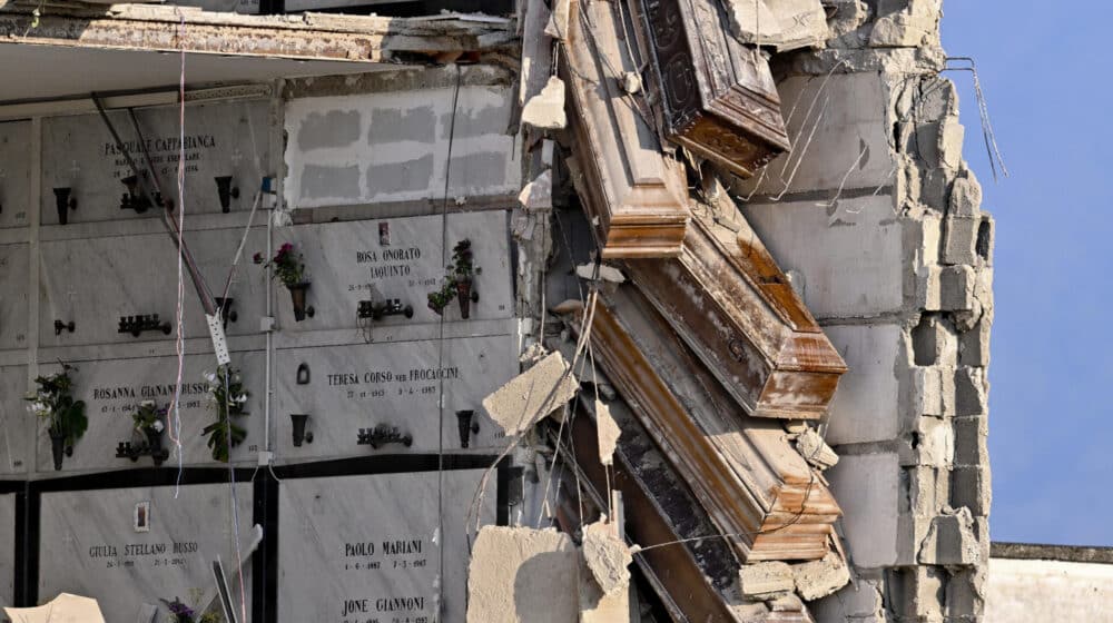 Urušilo se groblje u Napulju, sanduci vise sa litice (FOTO) 1