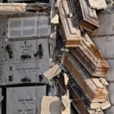 Urušilo se groblje u Napulju, sanduci vise sa litice (FOTO) 4