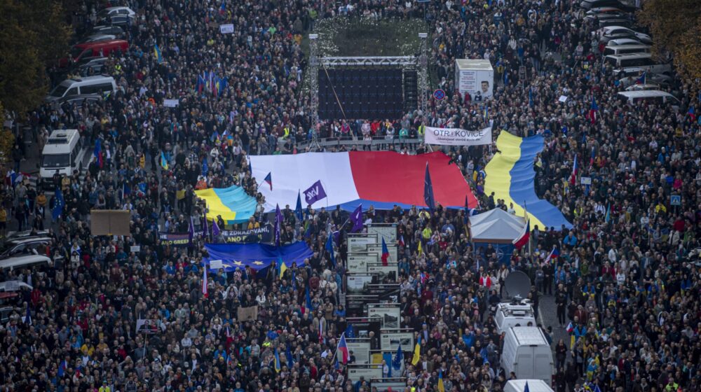 Desetine hiljada ljudi u Pragu solidarni sa Ukrajinom u maršu "Češka protiv straha" 1