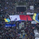 Desetine hiljada ljudi u Pragu solidarni sa Ukrajinom u maršu "Češka protiv straha" 13