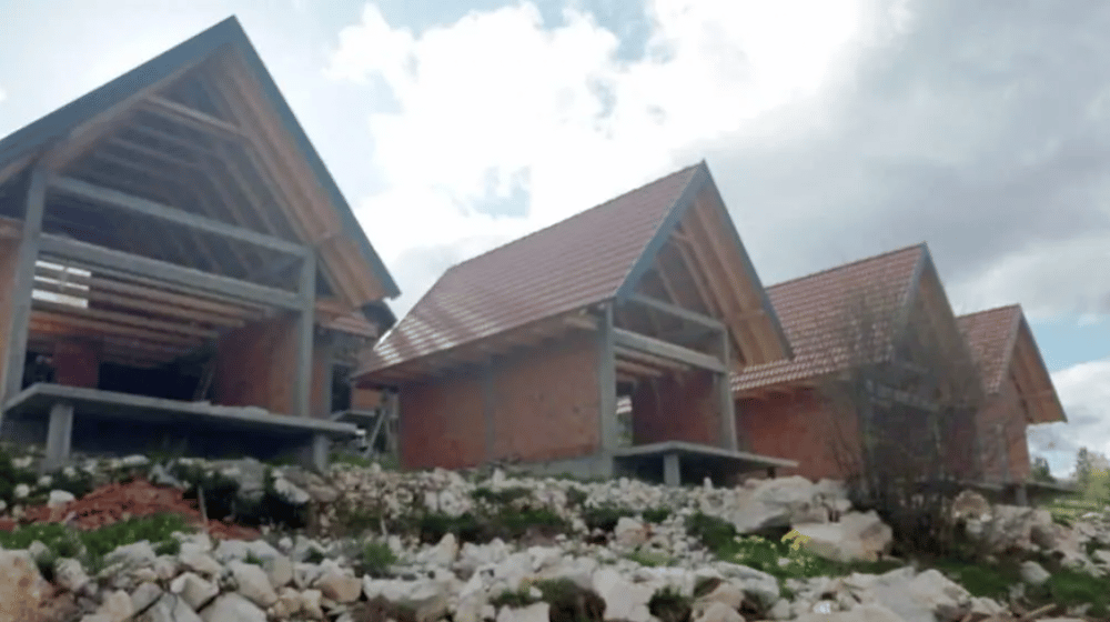 Tužilaštvo: Privremeno oduzeto oko 100 objekata na Brezovici zbog nelegalne gradnje 1