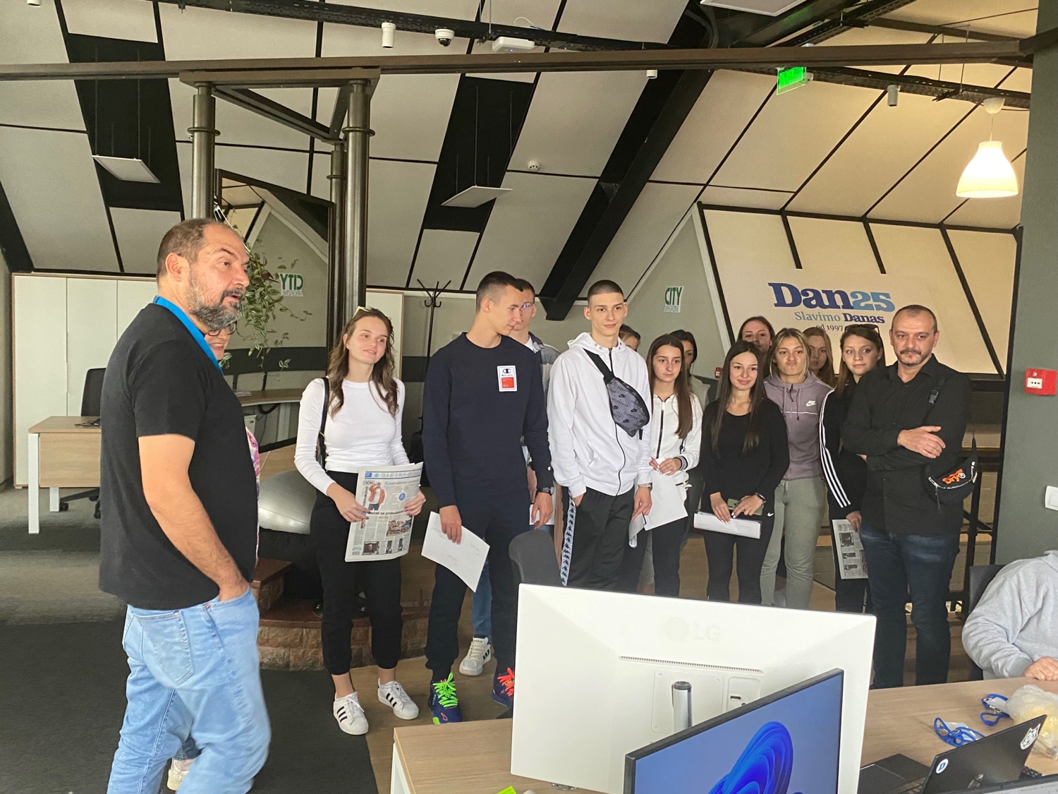 Učenici Gimnazije Lebane posetili "Danas": Planiraju pokretanje lokalnih novina za mlade 2 Učenici Gimnazije Lebane posetili "Danas": Planiraju pokretanje lokalnih novina za mlade 2