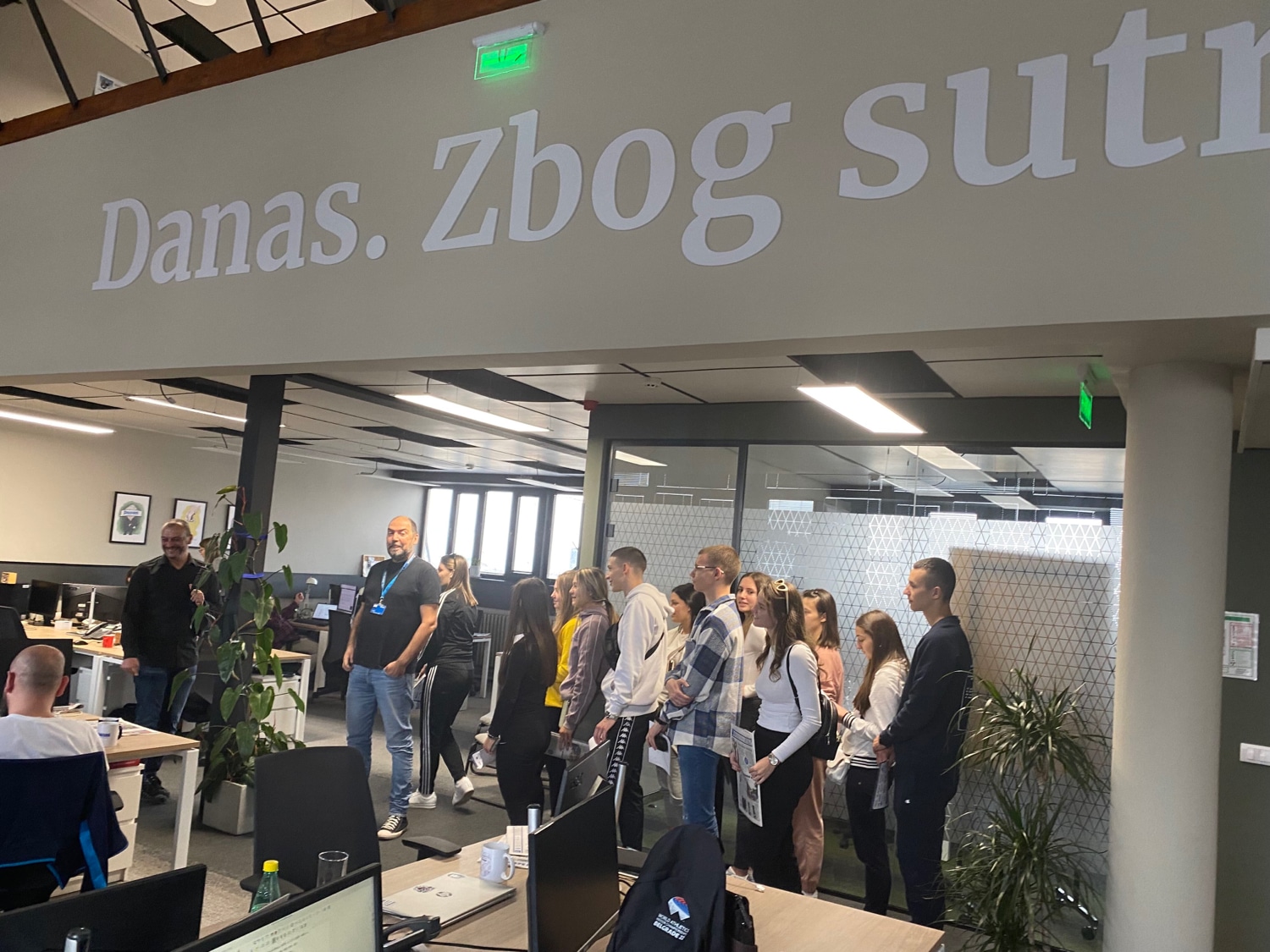 Učenici Gimnazije Lebane posetili "Danas": Planiraju pokretanje lokalnih novina za mlade 3 Učenici Gimnazije Lebane posetili "Danas": Planiraju pokretanje lokalnih novina za mlade 3