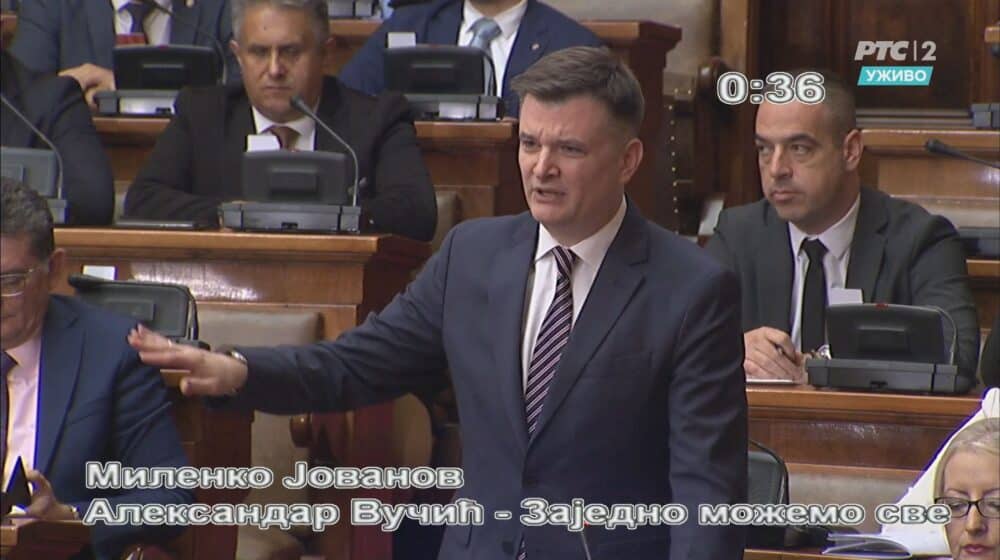 Milenko Jovanov podelio snimak Ćute iz hola Skupštine i tvrdi da je SNS žrtva agresije opozicije 1