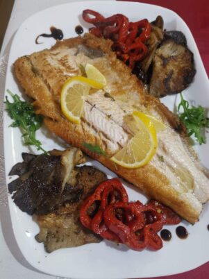 Šta vole da jedu radnici Ziđina u majdanpečkim restoranima: Ugostitelj se dosetio pa sve preliva slatko - ljutim sosevima 2