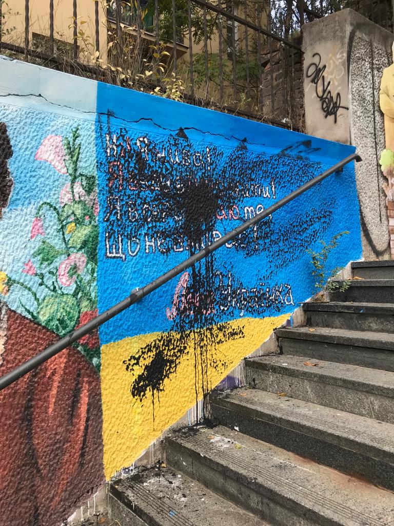 (FOTO) Bačena crna farba na mural s likom ukrajinske spisateljice kod Brankovog mosta, preko dečijih crteža veliko slovo “Z” 4