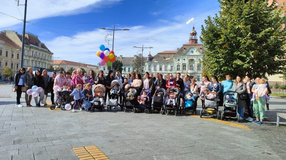 Mame sa bebama šetnjom kroz centar Zrenjanina podsetile na značaj dojenja 1