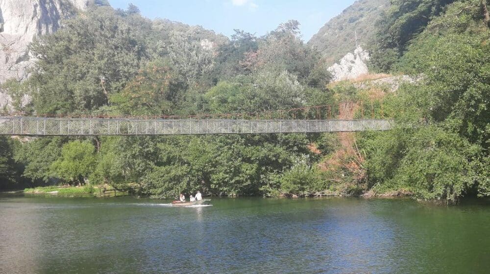 Upozoravano još u maju da je viseći most u Ovčar Banji u jako lošem stanju: Da li je nesreća u kojoj su poginuli turisti mogla da se spreči? (FOTO) 1