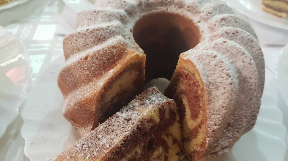 Mramorni kuglof, brza i jeftina poslastica u kojoj će svi uživati (RECEPT) 1