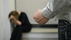 Beogradsko Treće javno tužilaštvo saopštilo je danas da je predložilu sudu da odredi pritvor dvojici osumnjičenih za nasilje u porodici, u odvojenim slučajevima.