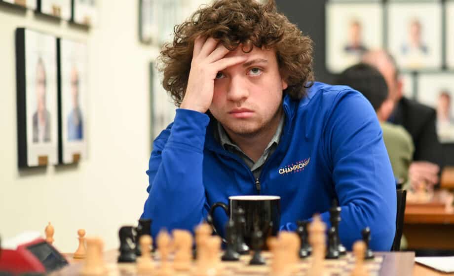 Veliki skandal na prvenstvu SAD: Šahista uzeo sa table kralja svog rivala, otkinuo mu krunu i potom vratio na pogrešno polje (VIDEO) 1