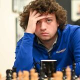 Veliki skandal na prvenstvu SAD: Šahista uzeo sa table kralja svog rivala, otkinuo mu krunu i potom vratio na pogrešno polje (VIDEO) 3