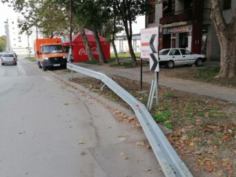 U Zrenjaninu nova moda: Nema dana da vandali ne poruše neki saobraćajni znak i ugroze građane na ulicama 2