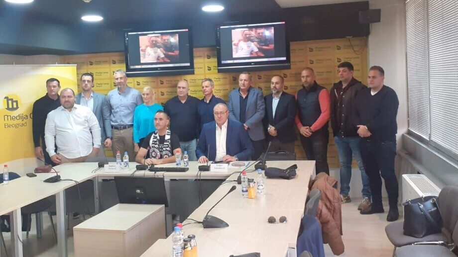 Navijač koji je pretučen na stadionu Partizana otkrio detalje incidenta: Vazurino obezbeđenje me tuklo i nogama i rukama, spasila me kafe kuvarica 2 Navijač koji je pretučen na stadionu Partizana otkrio detalje incidenta: Vazurino obezbeđenje me tuklo i nogama i rukama, spasila me kafe kuvarica 2