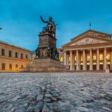 Početak pozorišne sezone 2022/23 u minhenskim pozorištima: Od moći tabloidnih medija do terorističkih napada 3