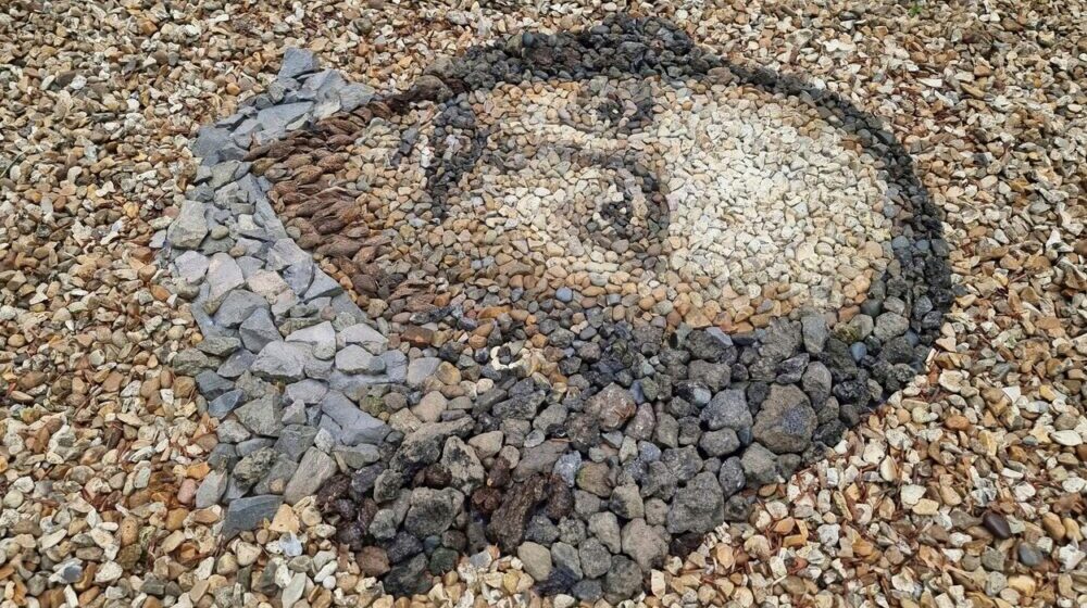 Šekspir i Dejvid Bouvi od kamenčića: Mozaik od osam metara 1