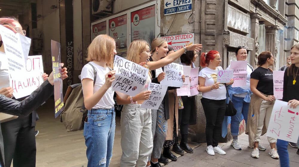 Sad ne bi vredelo ni "Srbijo izvini": Srpsko društvo ne postoji, ali su na protestu ispred Informera udareni temelji 14